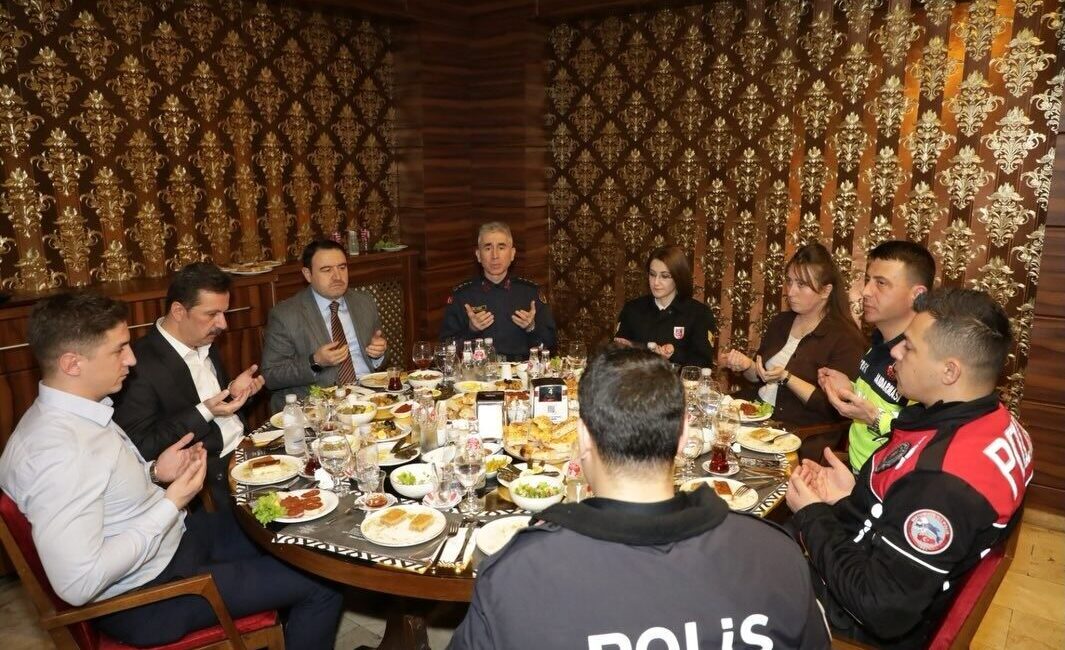 Kütahya Valiliği tarafından düzenlenen iftar programında, Musa Işın, jandarma ve