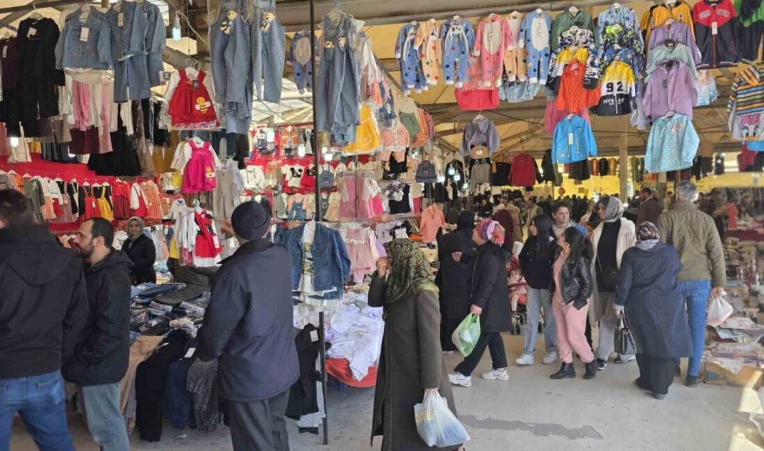 Kütahya’da Ramazan Bayramı dolayısıyla Gaybiefendi Mahallesi’nde kurulan kıyafet pazarı, vatandaşların