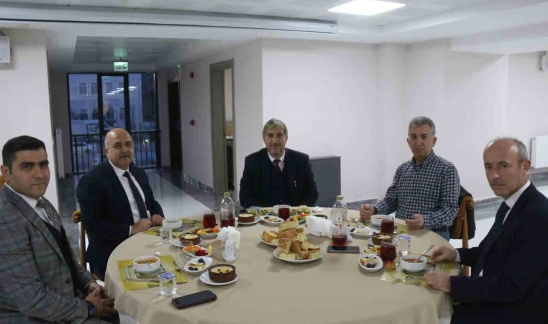 Kütahya Öğretmenevi’nde düzenlenen iftar programında İl Millî Eğitim Müdürü Mustafa