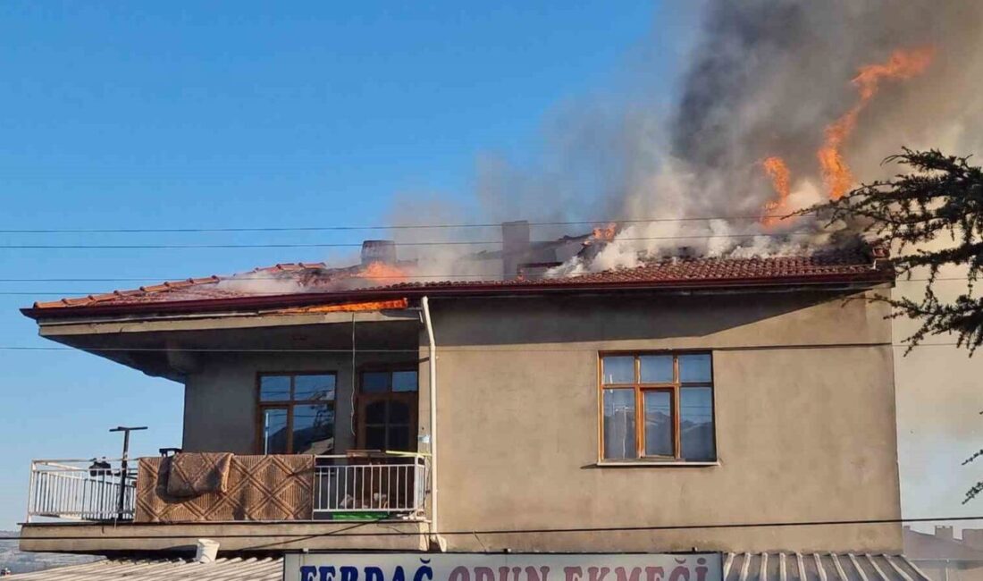 Kütahya’nın Domaniç ilçesinde iftar vaktinden bir evin çatısında çıkan yangın
