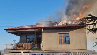 Kütahya’nın Domaniç ilçesinde iftar vaktinden bir evin çatısında çıkan yangın