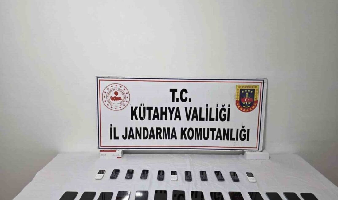Kütahya’da jandarma tarafından düzenlenen operasyonda çok sayıda kaçak telefon ele