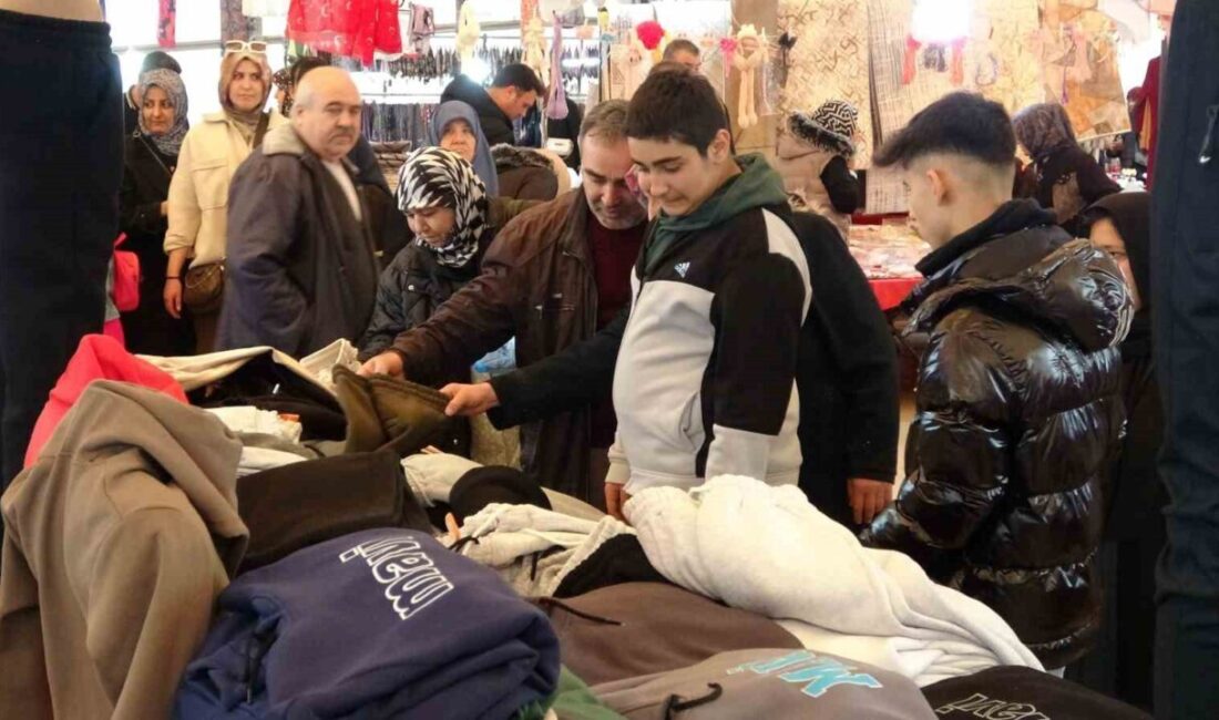 Yaklaşan Ramazan Bayramı sebebiyle ile Gaybiefendi Mahallesi’ne kurulan kıyafet pazarı