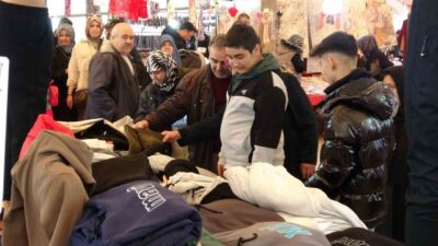 Yaklaşan Ramazan Bayramı sebebiyle ile Gaybiefendi Mahallesi’ne kurulan kıyafet pazarı