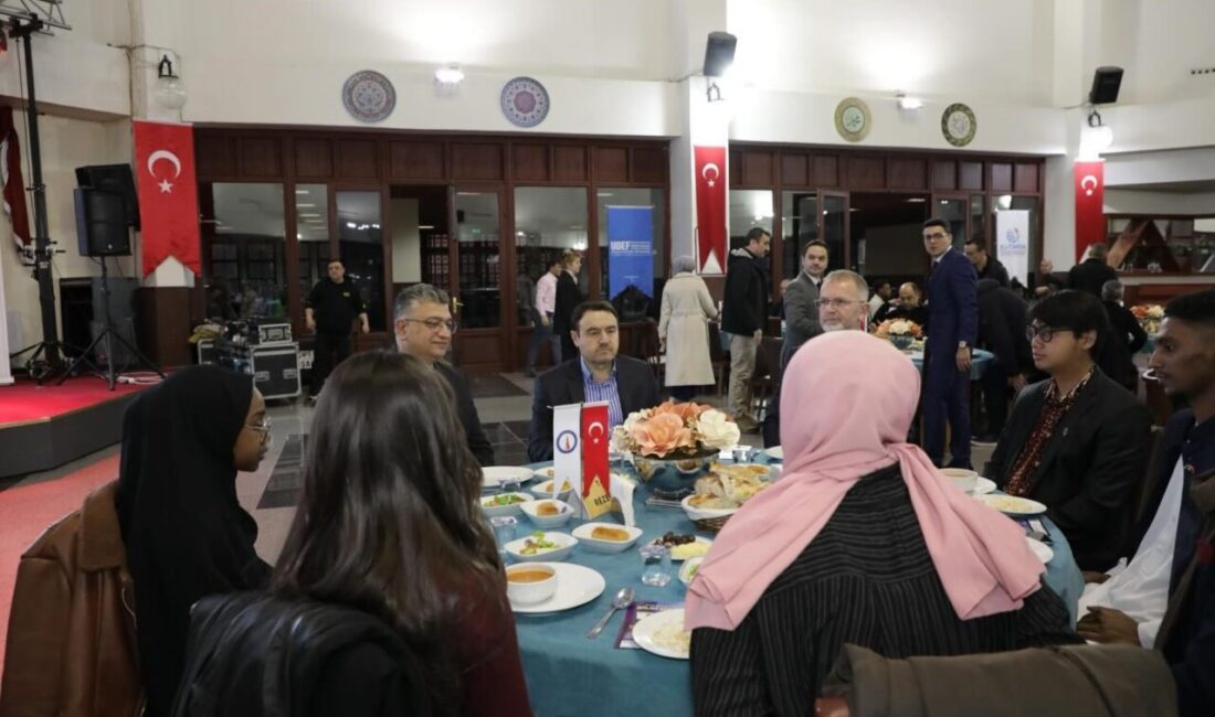 Kütahya’da Uluslararası Öğrenci Derneği, (UDEF) kentte öğrenim gören öğrencileri iftarda