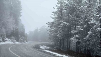Kütahya’nın Domaniç ilçesinde sabah saatlerinde başlayan kar yağışı ve yoğun
