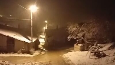 Kütahya’nın Tavşanlı ilçesinde akşam saatlerinde etkisini gösteren kar yağışı, çevreyi