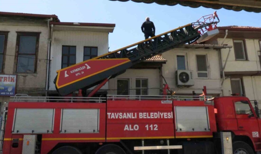 Kütahya’nın Tavşanlı ilçesinde bir evin çatısından yükselen dumanlar mahallede paniğe