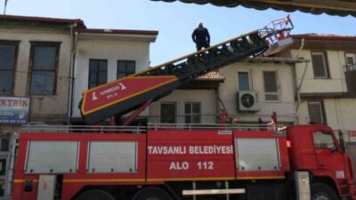 Kütahya’nın Tavşanlı ilçesinde bir evin çatısından yükselen dumanlar mahallede paniğe