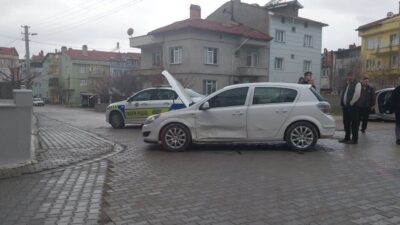 Kütahya’nın Tavşanlı ilçesinde iki otomobilin kavşakta çarpışması sonucu meydana gelen