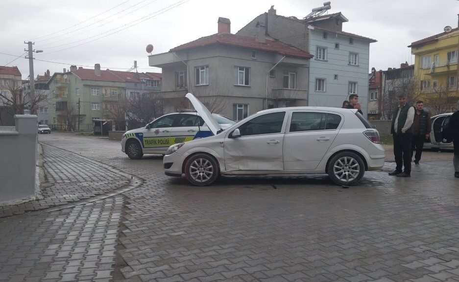 Kütahya’nın Tavşanlı ilçesinde iki otomobilin kavşakta çarpışması sonucu meydana gelen