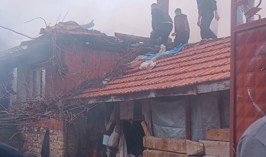 Kütahya’nın Tavşanlı ilçesinde iki katlı bir evde çıkan yangın, itfaiye