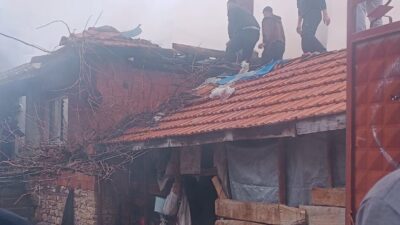 Kütahya’nın Tavşanlı ilçesinde iki katlı bir evde çıkan yangın, itfaiye