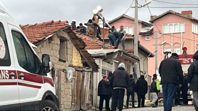 Kütahya’nın Tavşanlı ilçesinde tek katlı bir evde çıkan yangın, itfaiye