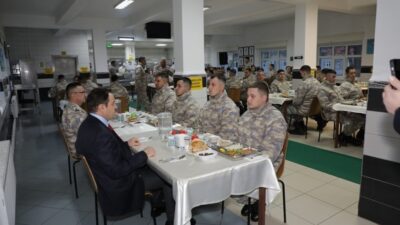 Kütahya Valisi Musa Işın, Garnizon Komutanlığı tarafından düzenlenen iftar programında