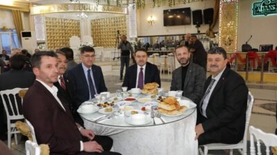 Kütahya Valiliği ev sahipliğinde düzenlenen iftar programında, Musa Işın merkez