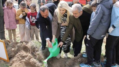 Kütahya’nın Altıntaş ilçesinde Orman İşletme Müdürlüğü tarafından düzenlenen ağaç dikme