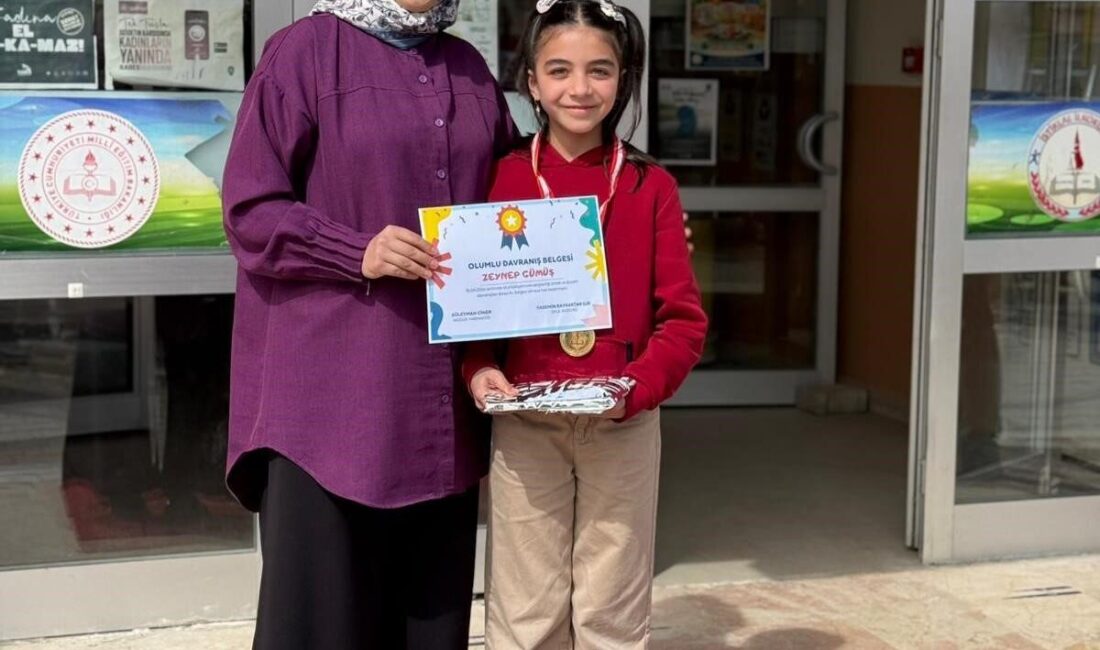 Kütahya’nın Altıntaş ilçesi İstiklal İlkokulu öğrencisi Zeynep Gümüş’ün, okul bahçesinde
