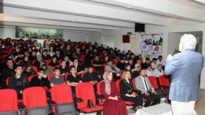 Kütahya’nın Altıntaş ilçesinde yürütülen “Okuyan Nesil Projesi” kapsamında lise öğrencilerine
