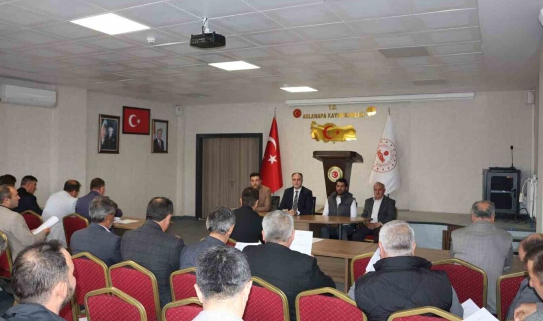 Kütahya’nın Aslanapa ilçesinde, Kaymakam İsmail Tosun’un başkanlığında köy muhtarlarıyla kamu