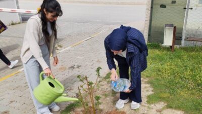 Kütahya Dumlupınar Üniversitesi (DPÜ) Emet Meslek Yüksekokulu (MYO) kampüsünde öğrenciler