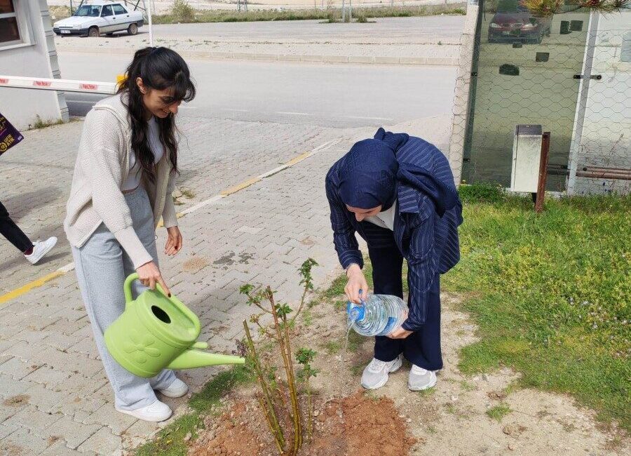Kütahya Dumlupınar Üniversitesi (DPÜ) Emet Meslek Yüksekokulu (MYO) kampüsünde öğrenciler