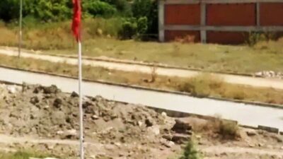 Kütahya’nın Emet ilçe girişinde yol ve inşaat alanı arasında kalan