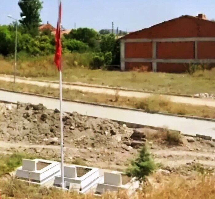 Kütahya’nın Emet ilçe girişinde yol ve inşaat alanı arasında kalan