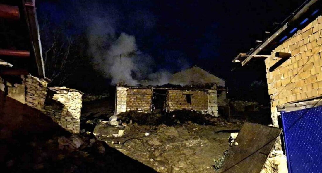 Kütahya’nın Emet ilçesine bağlı Abaş Köyü’nde ahır ve samanlık olarak