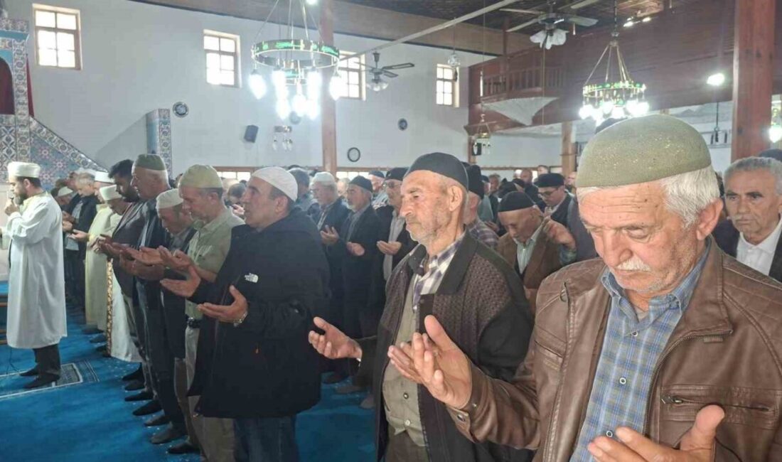 Kütahya’nın Emet ilçesine bağlı Yeniceköy’de vatandaşlar geleneksel şükür duasında bir