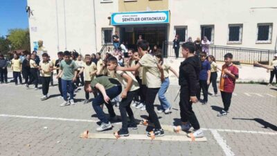 Kütahya’nın Hisarcık ilçesindeki Şehitler Ortaokulu’nda düzenlenen geleneksel çocuk oyunları şenliği