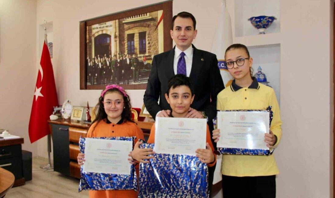 Kütahya’nın Hisarcık ilçesinde “Kütüphane Haftası” kapsamında yıl boyunca kütüphaneden en