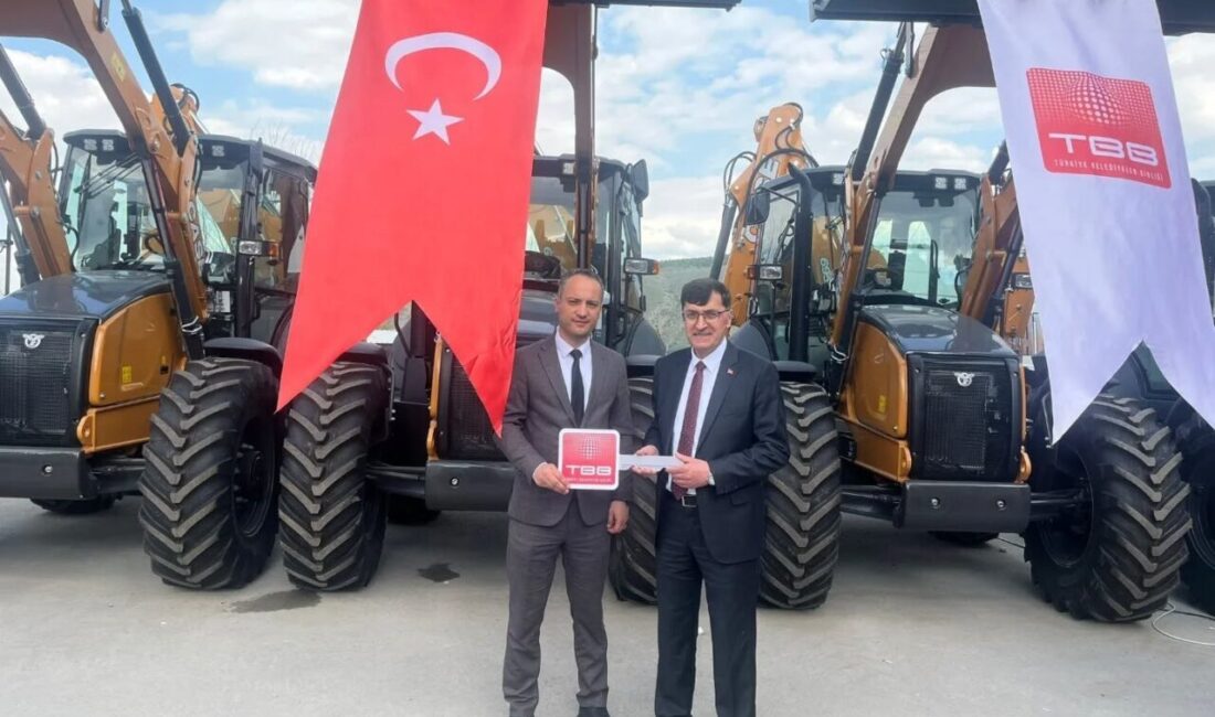 Kütahya Belediyesi, hizmet kapasitesini artıracak yeni bir iş makinesini envanterine