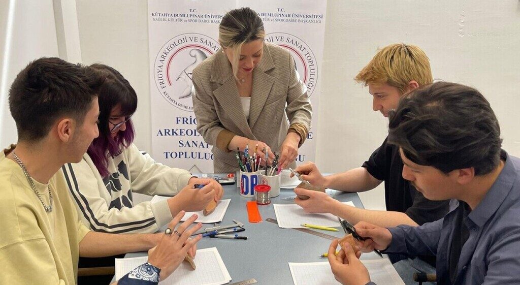 Dumlupınar Üniversitesi Frigya Arkeoloji ve Sanat Topluluğu tarafından “Arkeolojik Çizim
