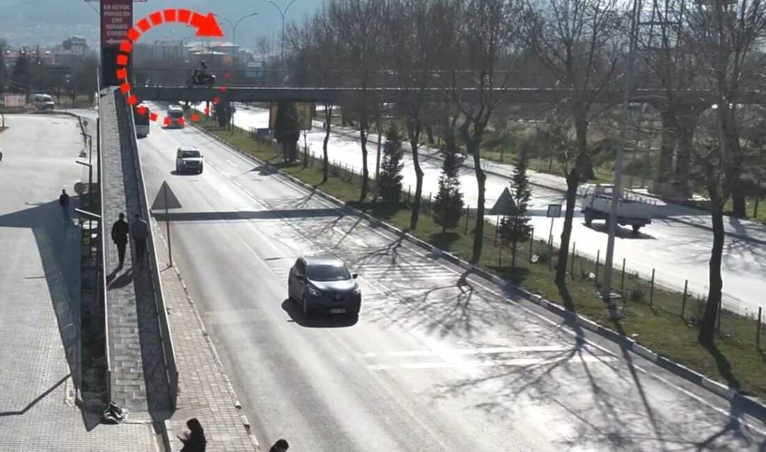 Kütahya İl Emniyet Müdürlüğü, yaya üst geçitlerinin yalnızca yayaların güvenli