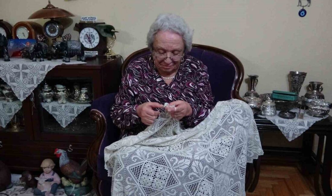 Kütahya’da yaşayan 78 yaşındaki kadın, tam 70 yıldır örgü örerek
