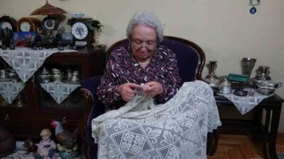 Kütahya’da yaşayan 78 yaşındaki kadın, tam 70 yıldır örgü örerek