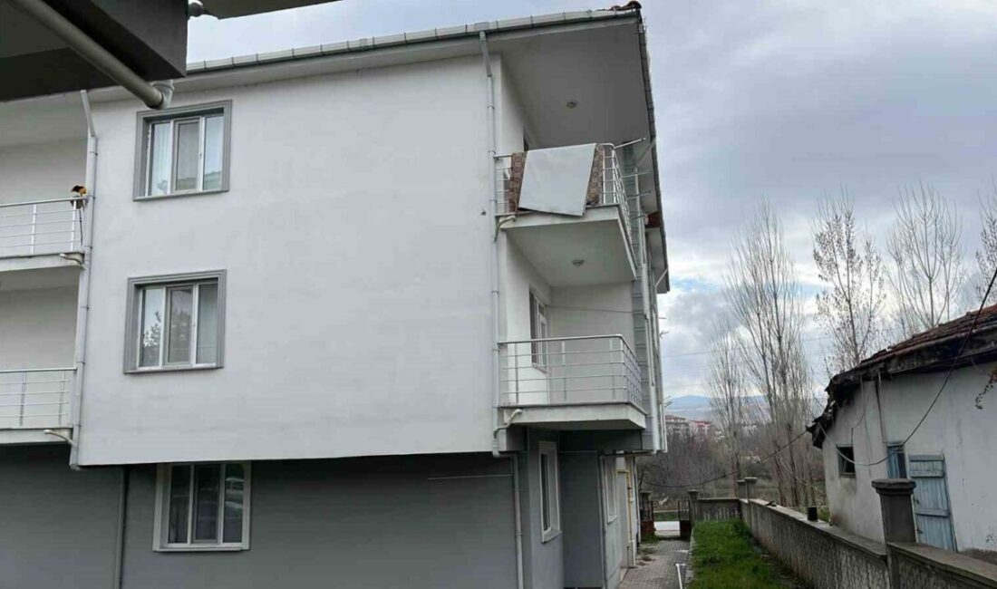 Kütahya’nın Hisarcık ilçesinde evinin balkonundan düşerek ağır yaralanan 64 yaşındaki