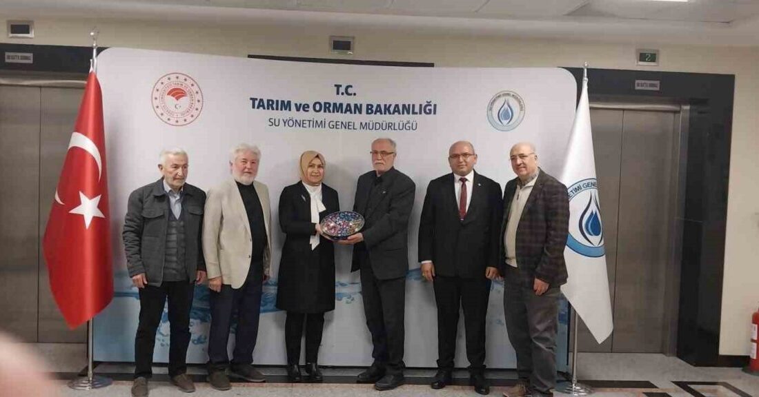 Kütahyalı çini sanatçısı Abdurrahman Yıldız, şehirdeki çeşmelerden boşa akan suların