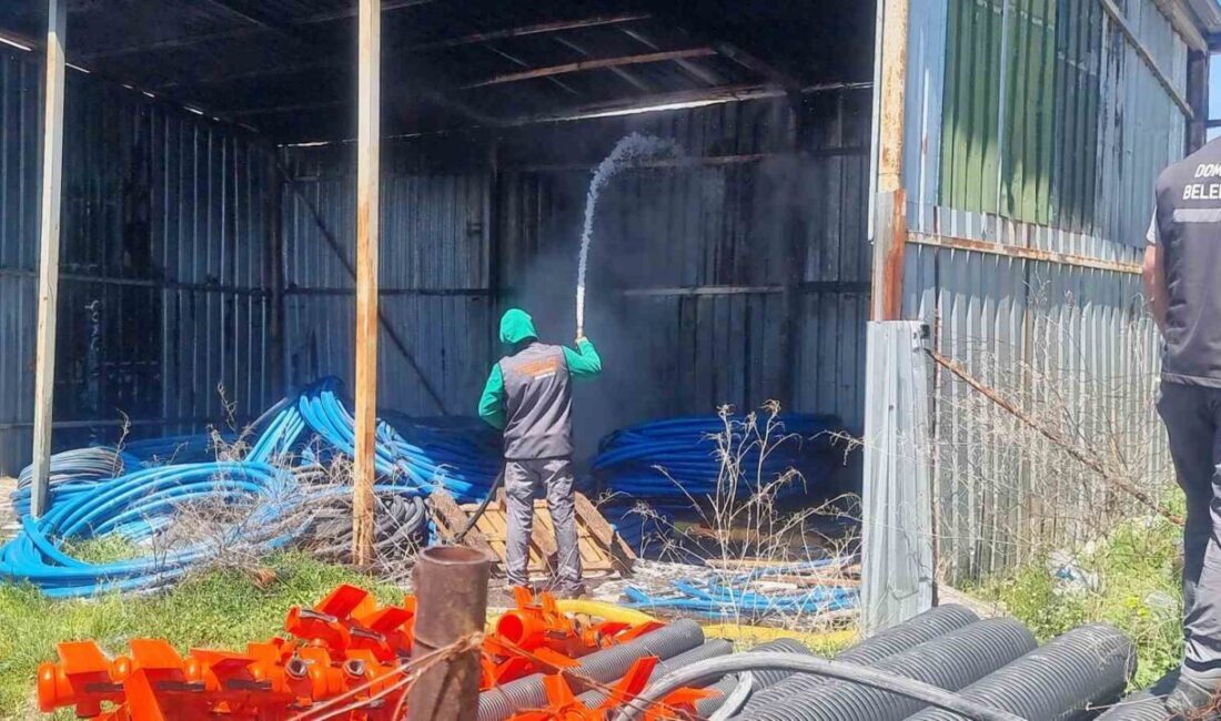 Kütahya’nın Domaniç ilçesindeki bir işletmenin depo kısmında çıkan yangın itfaiye