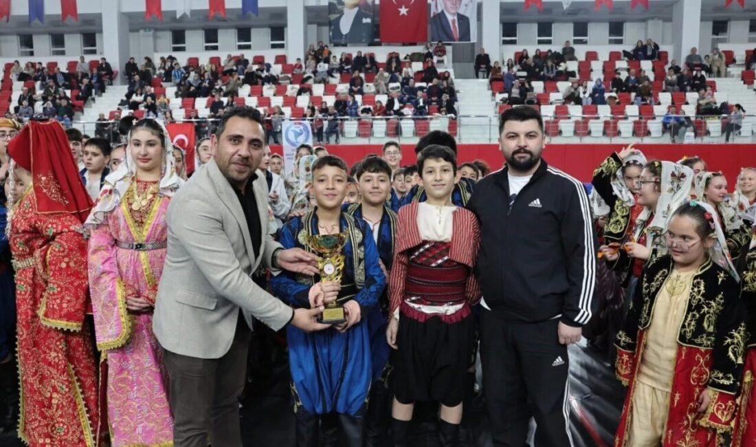 Kütahya’da düzenlenen Türkiye Halk Oyunları Federasyonu (THOF) Halk Oyunları İl