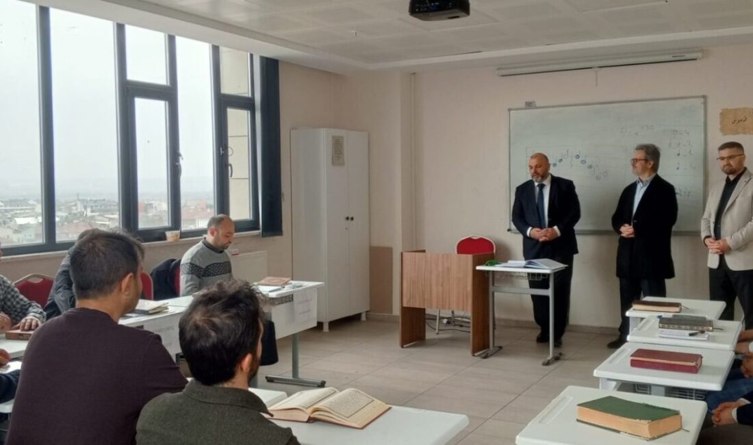 Kütahya İl Müftüsü İrfan Açık, kurum bünyesinde görev yapan imam