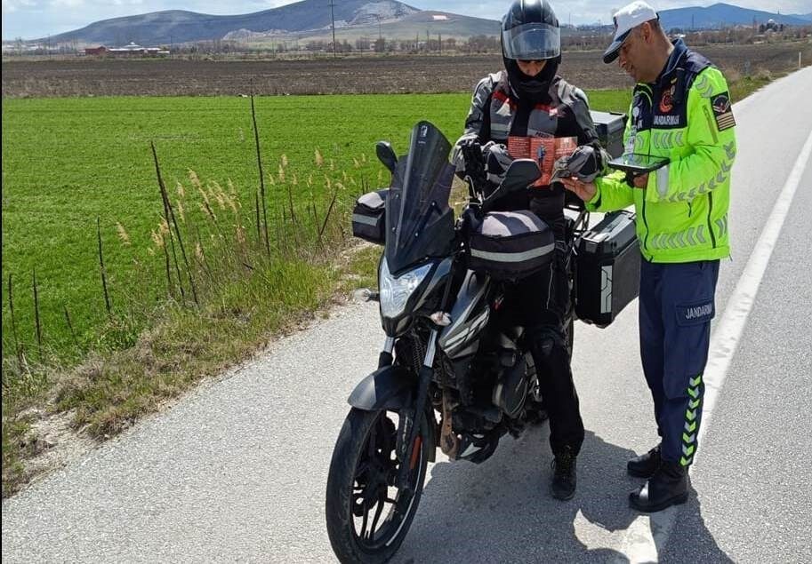 Kütahya’da jandarma ekiplerinin katılımıyla motosiklet ve motorlu bisiklet sürücülerine yönelik