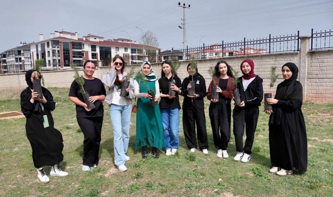 Kütahya Akşemsettin Kız Anadolu İmam Hatip Lisesi 11. sınıf öğrencileri,