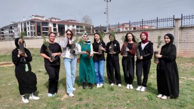 Kütahya Akşemsettin Kız Anadolu İmam Hatip Lisesi 11. sınıf öğrencileri,