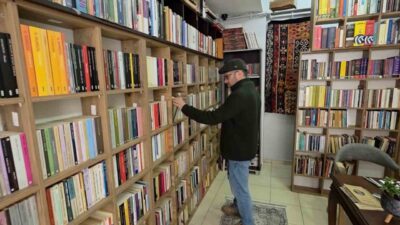 Kütahya’da sahaflık geleneğini sürdüren Hayrullah Kesmegülü, sahaflığın yalnızca eski ve