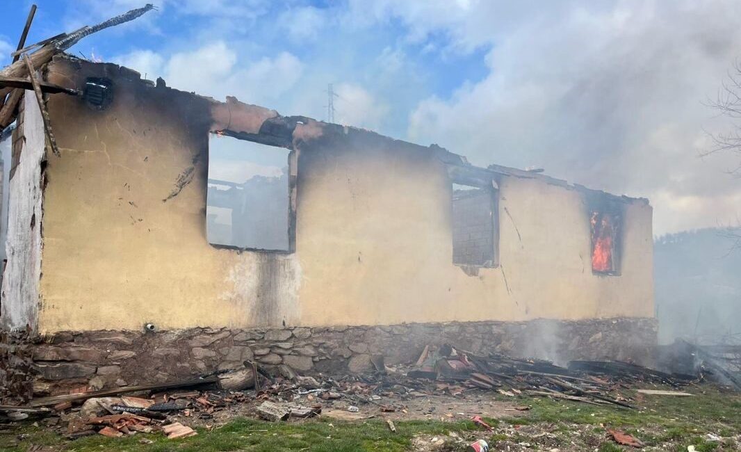 Kütahya’nın Tavşanlı ilçesinde bir evde sobadan sıçrayan kıvılcımların neden olduğu