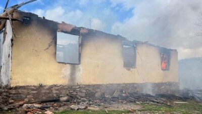 Kütahya’nın Tavşanlı ilçesinde bir evde sobadan sıçrayan kıvılcımların neden olduğu