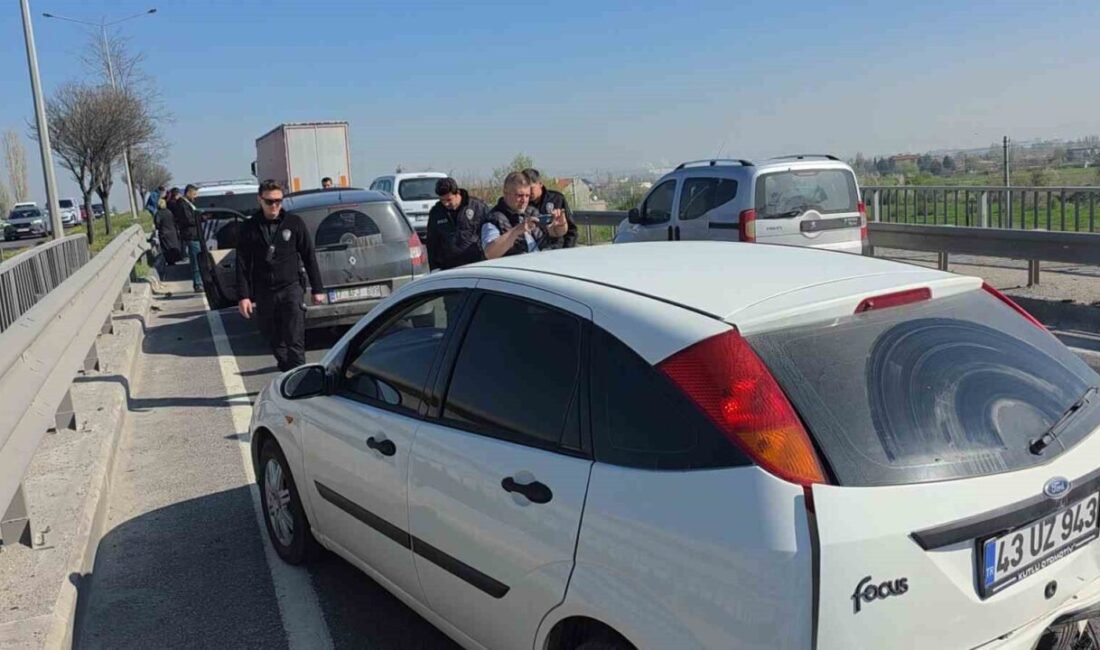 Kütahya’da meydana gelen zincirleme trafik kazasında 5 araç birbirine girdi,