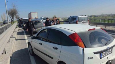 Kütahya’da meydana gelen zincirleme trafik kazasında 5 araç birbirine girdi,